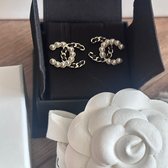 BNWT CHANEL Pearl-Accented Interlocking Logo Earrings - Black & Gold - Picture 5 of 16